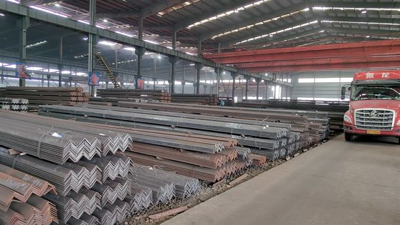 Barre à angle équilatéral 40x5 mm 6m 12m ASTM A36 Q235 GB 20x4 mm en acier laminé à chaud pour les applications de flexion