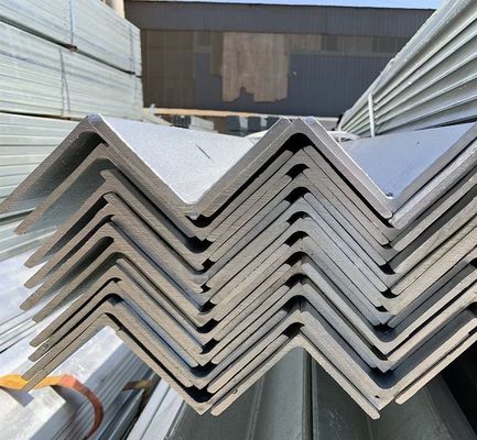 L'équipement est équipé d'une barre d'angle de type Q235/Q345/SS400/ST37-2/ST52/Q420/Q460/S235JR/S275JR/S355JR pour les bâtiments et les machines