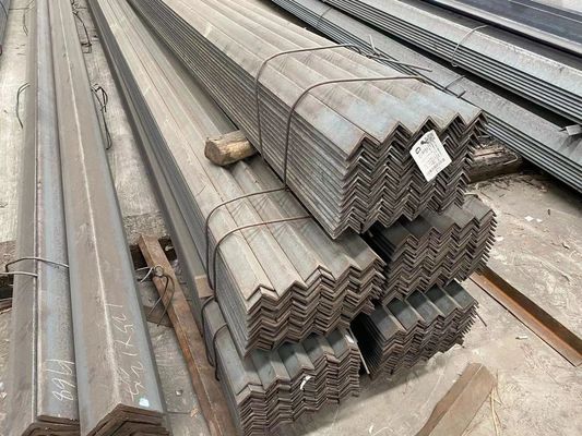 L'équipement est équipé d'une barre d'angle de type Q235/Q345/SS400/ST37-2/ST52/Q420/Q460/S235JR/S275JR/S355JR pour les bâtiments et les machines