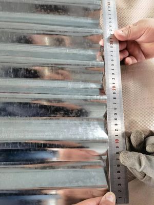 0.1-1.0 mm Épaisseur ASTM Z61-Z90 Plaque ondulée galvanisée à spangle régulier pour solutions de toiture et de murage polyvalentes