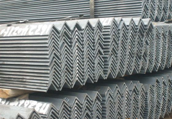 Barre d'angle équilatéral de section en acier à angle variable Tailles de poutre 40x5 mm 6m 12m ASTM A36 Q235 GB 20x4 mm laminé à chaud