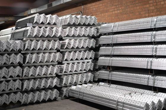 Barre d'angle équilatéral de section en acier à angle variable Tailles de poutre 40x5 mm 6m 12m ASTM A36 Q235 GB 20x4 mm laminé à chaud