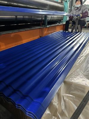 Panneaux de toiture couverts de couleur PPGI avec une profondeur de corrugation de 15 mm à 18 mm et un traitement par huile dans ASTM Z30 0,1-1,0 mm